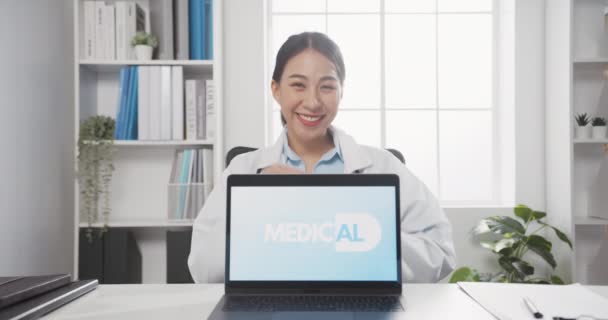 Confiada Joven Asia Médico Femenino Uniforme Médico Blanco Con Estetoscopio — Vídeos de Stock