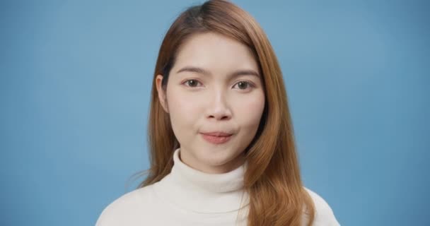 Jovem Senhora Ásia Doce Tímido Com Suéter Sorrindo Palmas Abertas — Vídeo de Stock