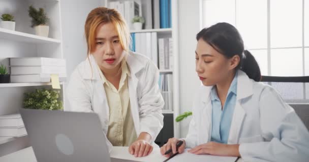 Medical Team Young Asia Female Doctor White Medical Uniform Using — Vídeo de Stock