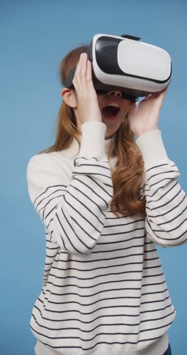 Jeugd Azië Meisje Zoek Bril Headset Verbazen Iets Als Realiteit — Stockvideo