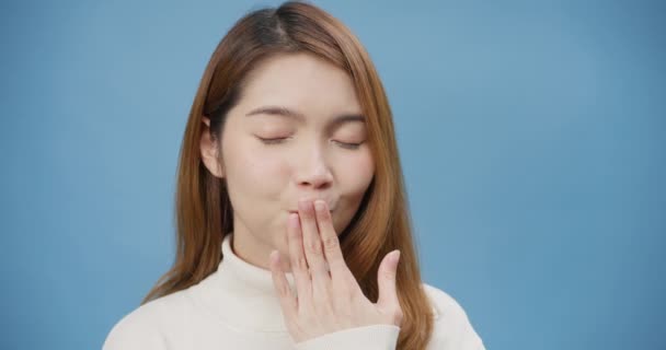 Mladý Sladký Plachý Asijské Dáma Svetrem Usmívající Otevřené Dlaně Flirtování — Stock video