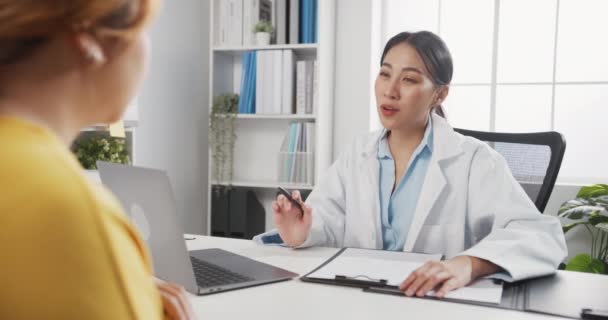 Junge Asiatische Ärztin Weißer Medizinischer Uniform Mit Laptop Liefert Großartige — Stockvideo