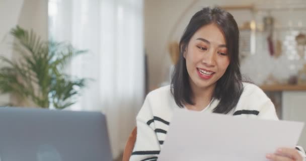 Asia Businesswoman Using Laptop Talk Colleagues Plan Video Call While — Stockvideo