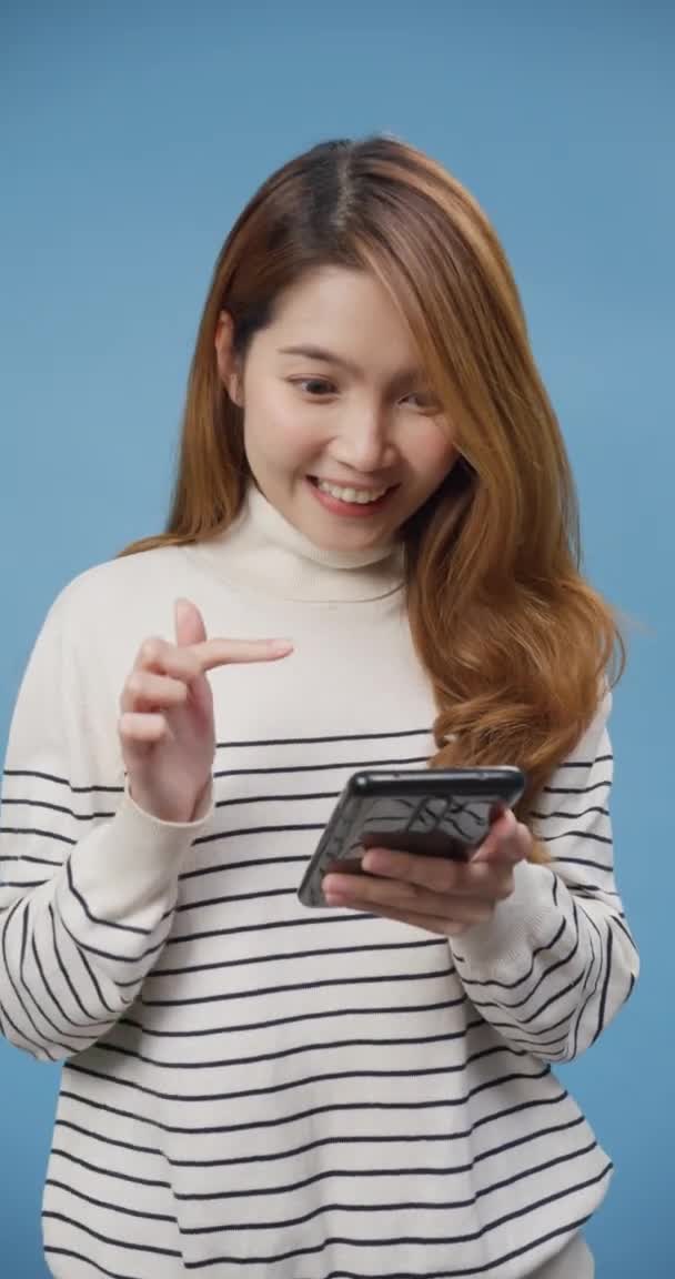 Ifjúsági Vidám Ázsiai Hölgy Visel Pulóver Használata Okostelefon Csatlakozni Szörfözés — Stock videók