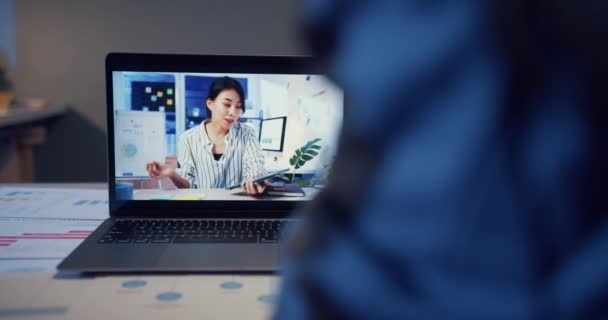Asiatin Unterhält Sich Laptop Mit Kollegen Videotelefonie Über Ihre Arbeit — Stockvideo