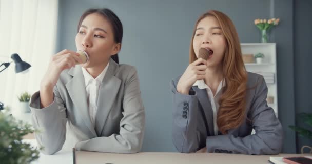 Grupper Unga Asiatiska Kreativa Teamarbetare Njuter Att Kul Med Att — Stockvideo