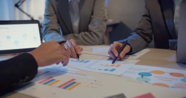 Milenyum Asyalıları, yeni evrak projeleriyle ilgili fikir alışverişinde bulunuyorlar. İş arkadaşları birlikte çalışıyorlar. Başarı stratejisi planlıyorlar. İş arkadaşı takım çalışması konsepti.