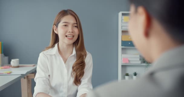 Jóvenes Mujeres Negocios Asia Solicitante Pasar Entrevista Trabajo Para Puesto — Vídeos de Stock