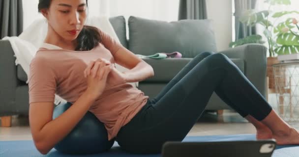 Närbild Unga Attraktiva Asien Kvinna Sportkläder Titta Fitness Online Video — Stockvideo