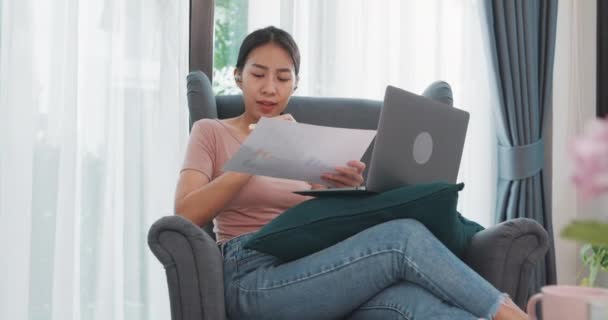 아시아 사업가들은 집에서 거실에서 일하는 노트북을 사용하여 동료들에게 비디오 계획에 — 비디오