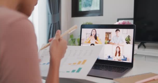 Jovem Mulher Negócios Ásia Usando Laptop Falar Com Colegas Sobre — Vídeo de Stock
