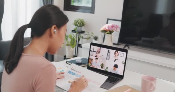 年轻的亚洲女商人在家里客厅工作时 用笔记本电脑和同事们谈论视频电话会议的计划 自我隔离 社会疏离 检疫以预防结肠病毒 — 图库视频影像