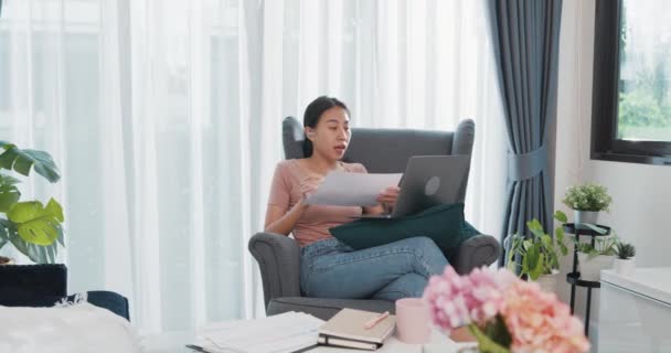 Ásia Empresária Usando Laptop Falar Com Colegas Sobre Plano Chamada — Vídeo de Stock