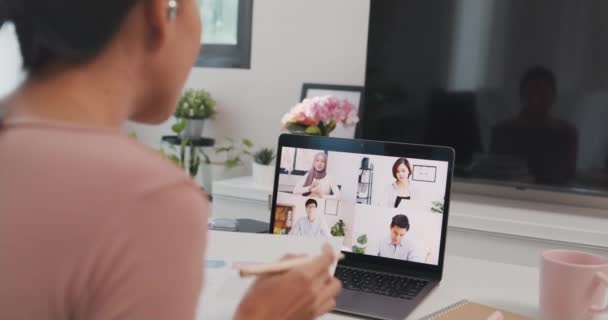 Young Asia Businesswoman Using Laptop Talk Colleagues Plan Video Call — Stock video