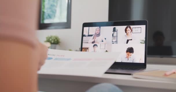 Jovem Mulher Negócios Ásia Usando Laptop Falar Com Colegas Sobre — Vídeo de Stock