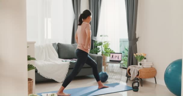 Młoda Atrakcyjna Azjatka Odzieży Sportowej Macie Podłodze Wirtualna Klasa Fitness — Wideo stockowe