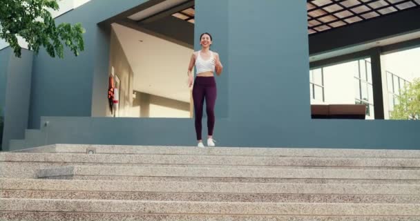 傍晚时分 美丽的年轻亚洲女运动员在公园的楼梯上跑步 运动和健身健康生活方式概念 — 图库视频影像