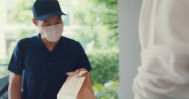 Close Young Asian Delivery Man Wear Mask Blue Navy Uniform — Vídeo de Stock