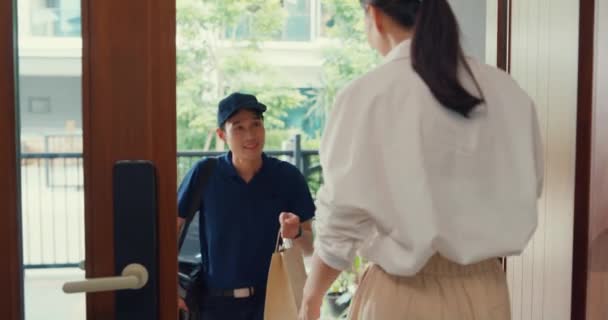 Young Asian Delivery Man Blue Navy Uniform Knock Door Home — 图库视频影像