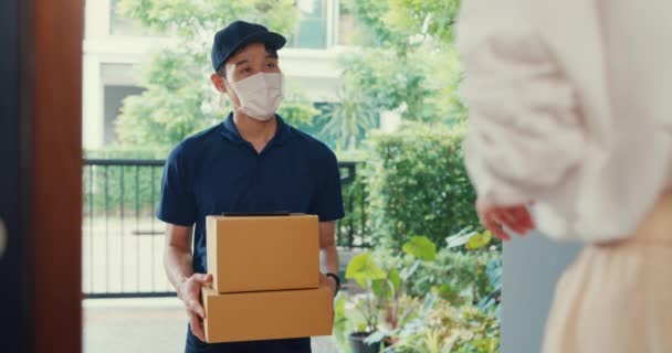 Young Asian Delivery Man Wear Mask Blue Navy Uniform Carry — Vídeo de Stock