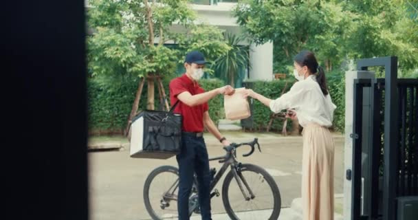 Young Asian Delivery Man Bicycle Wear Mask Red Uniform Carry — ストック動画