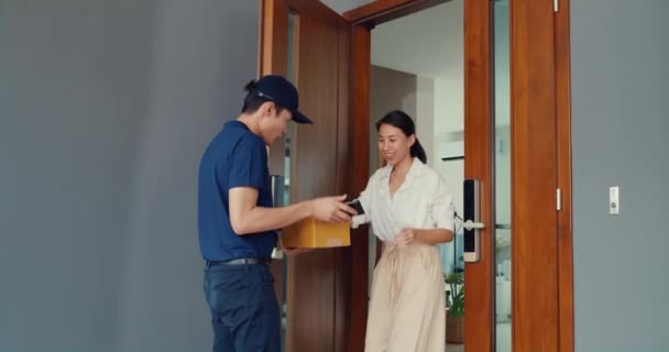 Young Asian Delivery Man Blue Navy Uniform Knock Door Home — Stockvideo