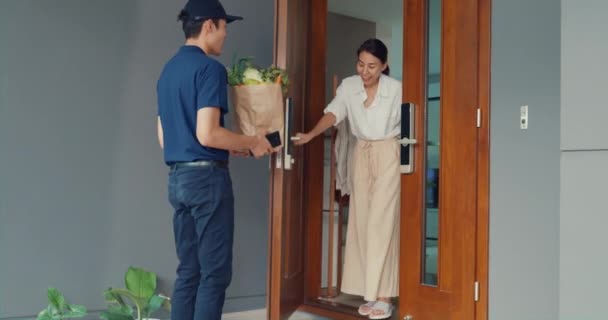 Young Asian Delivery Man Blue Navy Uniform Knock Door Home — Vídeo de Stock