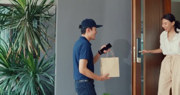 Young Asian Delivery Man Blue Navy Uniform Knock Door Home — Vídeo de Stock