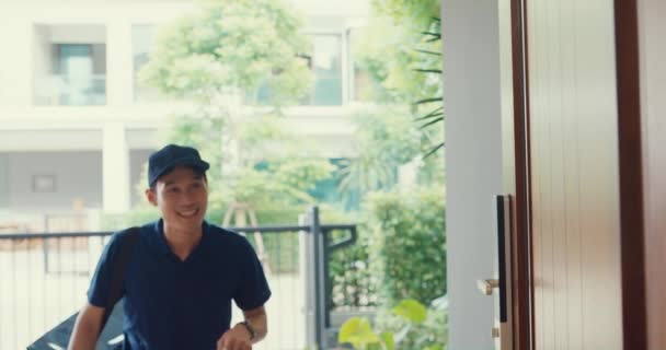 Young Asian Delivery Man Blue Navy Uniform Knock Door Home — Wideo stockowe