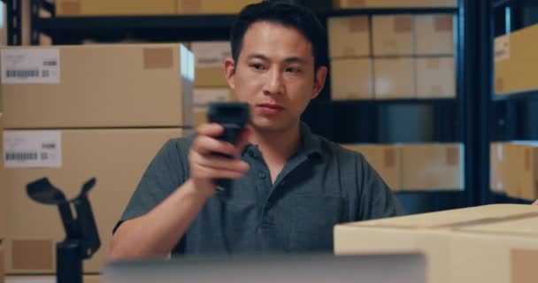 Close Asian Businessman Use Barcode Machine Scan Customer Data Paper — Stockvideo