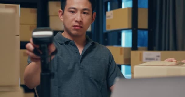 Close Asian Businessman Use Barcode Machine Scan Customer Data Paper — 图库视频影像