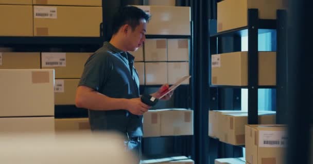 Азиатский Бизнесмен Использует Сканер Штрих Кодов Сканирования Бумажной Коробки Полке — стоковое видео