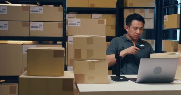 Asian Businessman Use Barcode Machine Scan Customer Data Paper Box — Vídeos de Stock