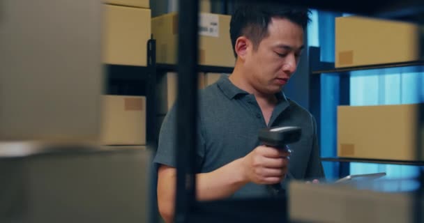 Азиатский Бизнесмен Использует Сканер Штрих Кодов Сканирования Бумажной Коробки Полке — стоковое видео