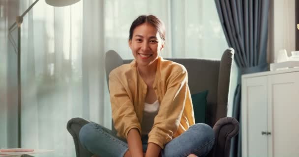 Νεολαία Ασία Θηλυκό Κορίτσι Φοιτητής Κάθονται Καναπέ Καρέκλα Χαλαρός Γαλήνια — Αρχείο Βίντεο
