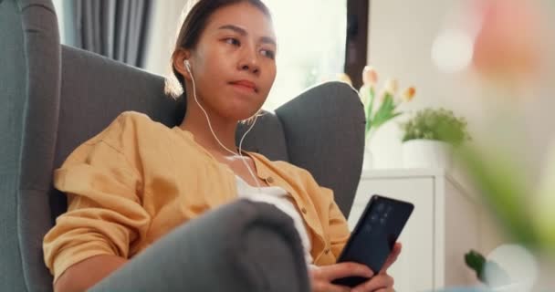 Close Youth Asia Female Girl University Student Wear Earphone Hold — Videoclip de stoc