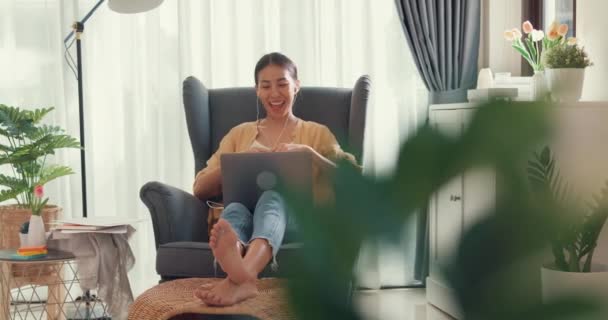 Young Asia Female Girl University Student Sit Sofa Chair Computer — Stockvideo