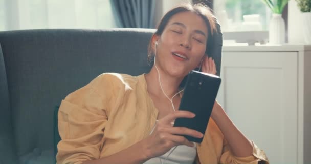 Close Youth Asia Female Girl University Student Wear Earphone Hold — Videoclip de stoc