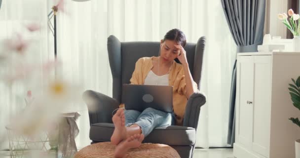 Young Asia Female Girl University Student Sit Sofa Chair Computer — Stock video