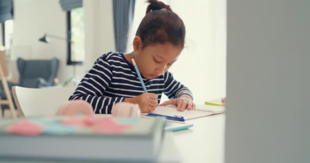 Ασιατικό Κορίτσι Νήπιο Πουλόβερ Κάθονται Μπροστά Από Γραφείο Σημειωματάριο Χρήση — Αρχείο Βίντεο