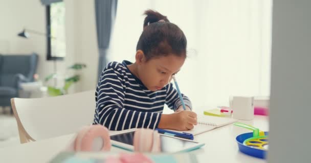 Ασιατικό Κορίτσι Νήπιο Πουλόβερ Κάθονται Μπροστά Από Γραφείο Σημειωματάριο Χρήση — Αρχείο Βίντεο