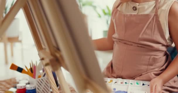 Close Asian Toddler Girl Apron Sit Sofa Chair Front Painting — Vídeo de Stock