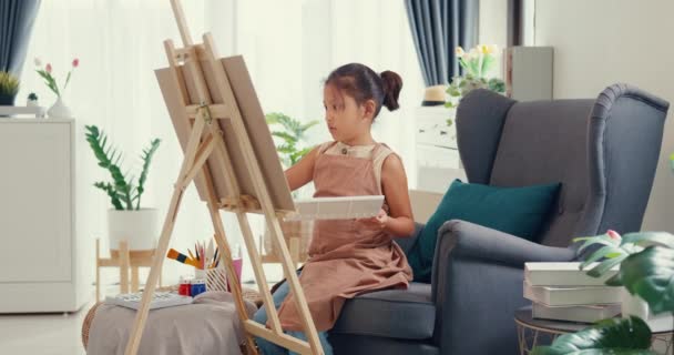 Asian Toddler Girl Apron Sit Sofa Chair Front Painting Canvas — Vídeo de stock