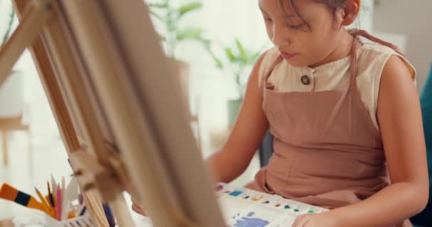 Close Asian Toddler Girl Apron Sit Sofa Chair Front Painting — Vídeo de Stock