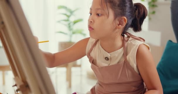 Close Asian Toddler Girl Apron Sit Sofa Chair Front Painting — Vídeos de Stock
