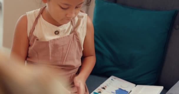 Close Asian Toddler Girl Apron Sit Sofa Chair Front Painting — Vídeo de stock
