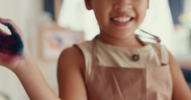 Close Asian Artist Toddler Little Girl Apron Who Playing Colors — Video