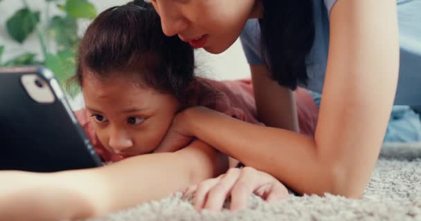 Маленька Дівчинка Підліток Азії Матір Грає Цифровому Планшеті Підлозі Килима — стокове відео