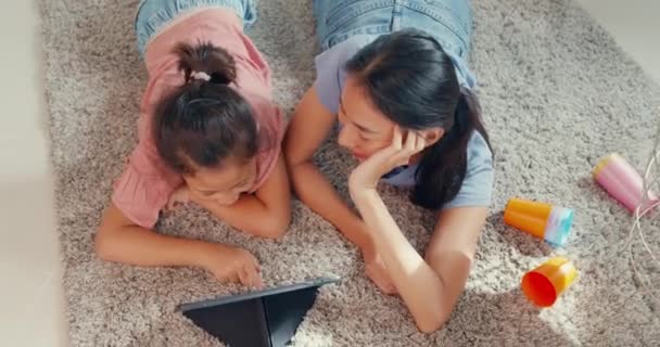 Ασιατικό Μικρό Κοριτσάκι Κόρη Μητέρα Παρακολουθήσουν Ψηφιακή Ταμπλέτα Στο Πάτωμα — Αρχείο Βίντεο