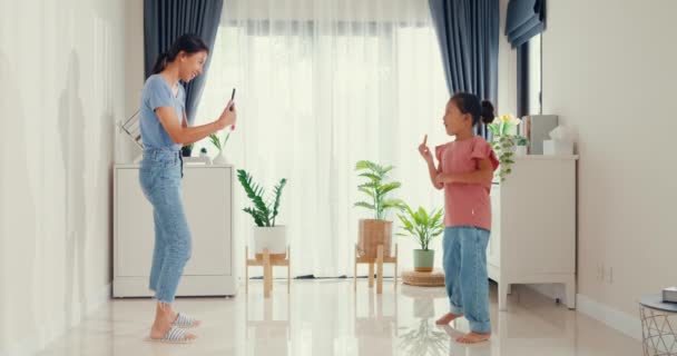 Asian Toddler Little Girl Daughter Influencer Mother Use Smartphone Record — Vídeo de stock